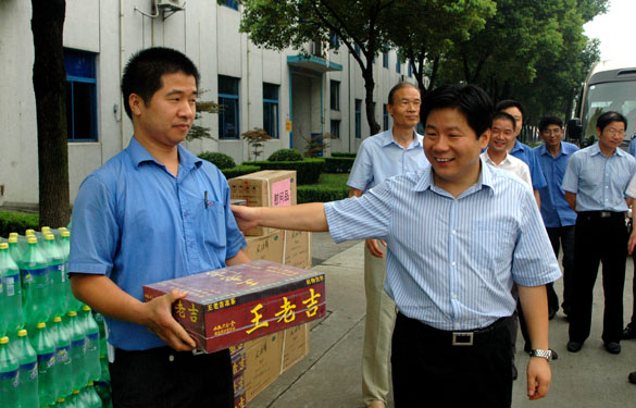 溧陽市代市長(zhǎng)蘇江華等領(lǐng)導(dǎo)慰問上上一線員工